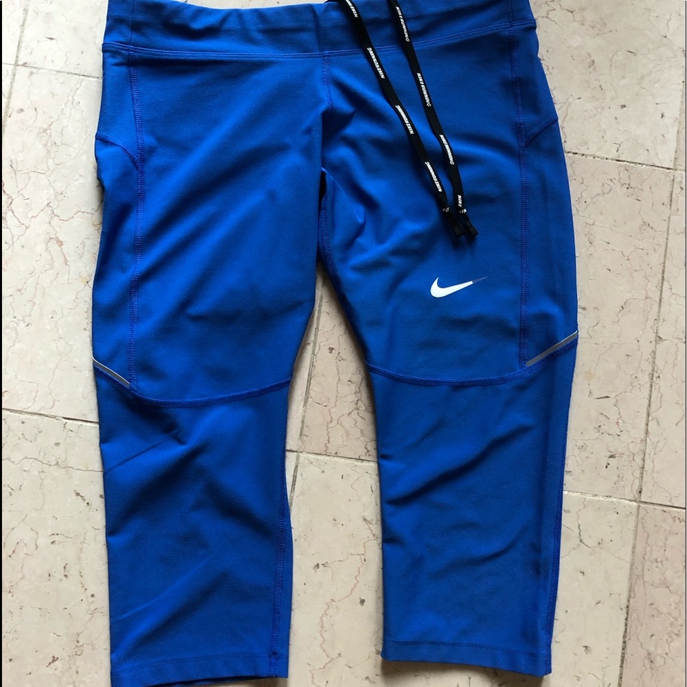 Nike Womens 21 inch length leggings